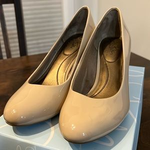 Life Stride Size 9M Taupe Pump Shoes